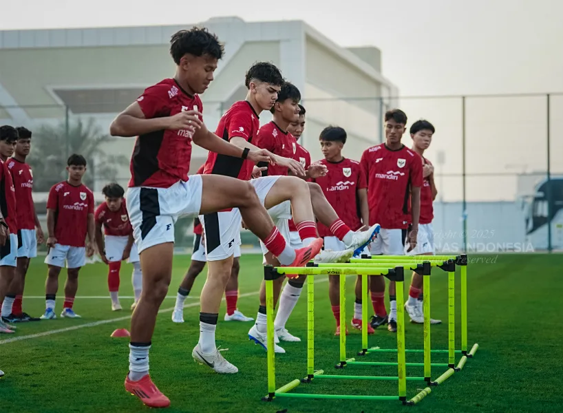 Pemain Tim Indonesia yang dipersiapkan menuju Piala Dunia U-17 tahun 2025 di Qatar sedang menjalani latihan.