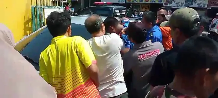 videocapture 20251018 131644 Heboh! Balita di Cilacap Terkunci di Dalam Mobil, Damkar Gercep Beraksi