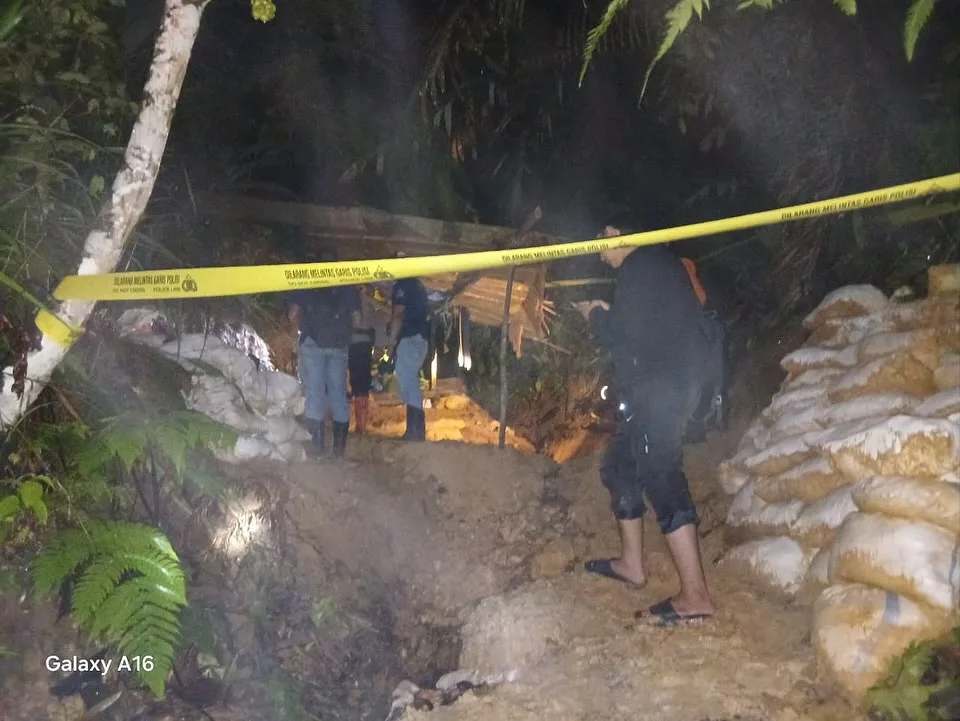 warga grobogan tertimbun longsor saat menambang emas di kebumenpolres kebumen – seorang penamban 1 Saat Menambang Emas, Warga Grobogan Tertimbun Longsor di Buayan Kebumen