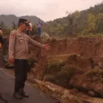 whatsapp image 2025 10 16 at 10.58.48 Jalan Ambles Diterjang Longsor, Ratusan Warga Panusupan Terisolir