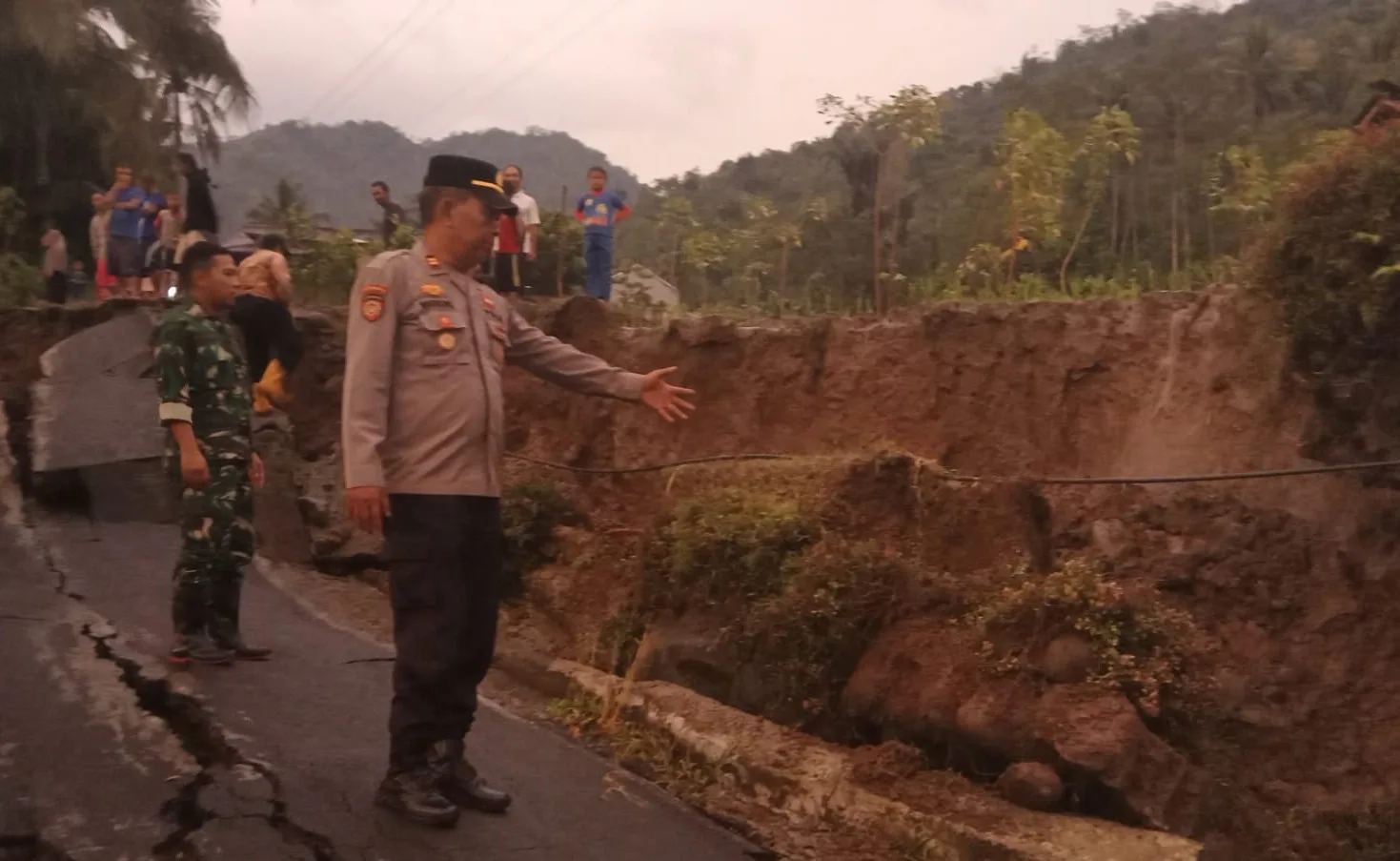 whatsapp image 2025 10 16 at 10.58.48 Jalan Ambles Diterjang Longsor, Ratusan Warga Panusupan Terisolir