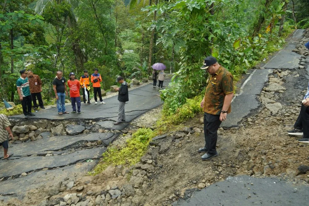 whatsapp image 2025 10 16 at 19.24.39 Jalan Ambles di Panusupan, Pemkab Lakukan Perbaikan Bertahap