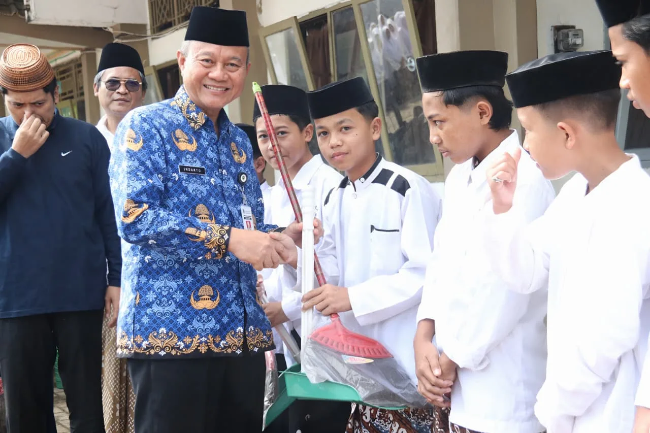 whatsapp image 2025 10 17 at 14.58.52 1 Wabup dan Sekda Ikut Ro'an di Ponpes Al Fatah Banjarnegara