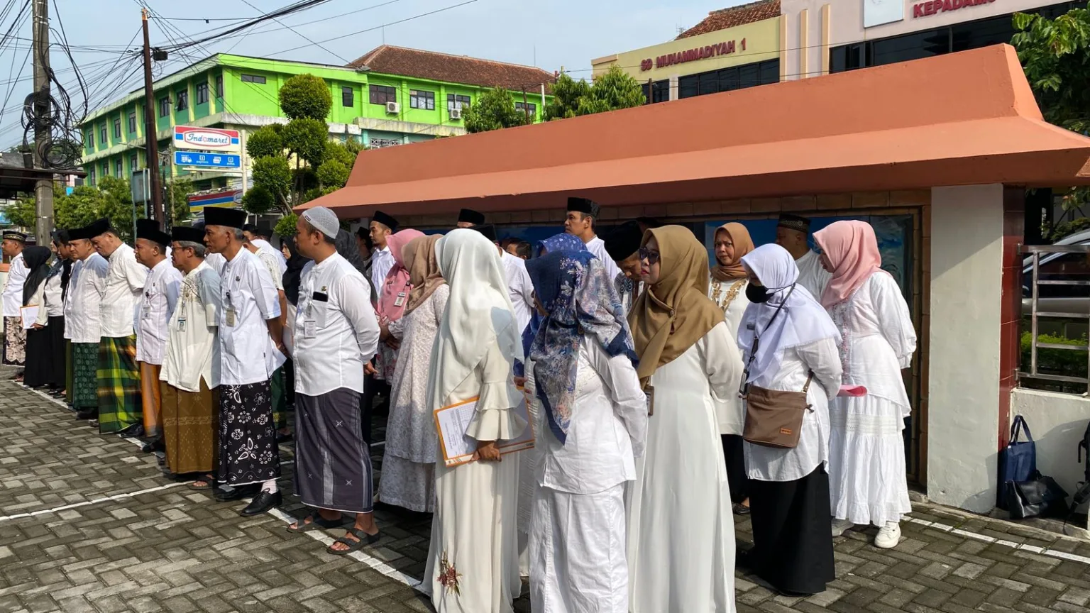 whatsapp image 2025 10 20 at 10.29.46 2 Unik! ASN dan Pejabat Banjarnegara Kenakan Sarung Saat Ngantor, Ini Maknanya