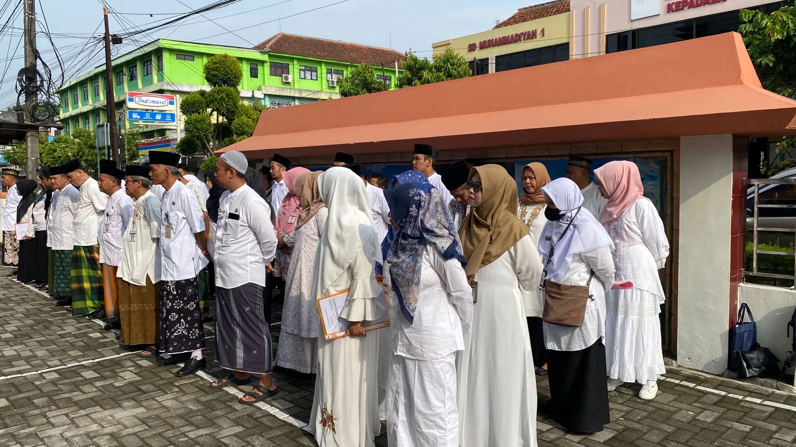 whatsapp image 2025 10 20 at 10.29.46 2 Unik! ASN dan Pejabat Banjarnegara Kenakan Sarung Saat Ngantor, Ini Maknanya