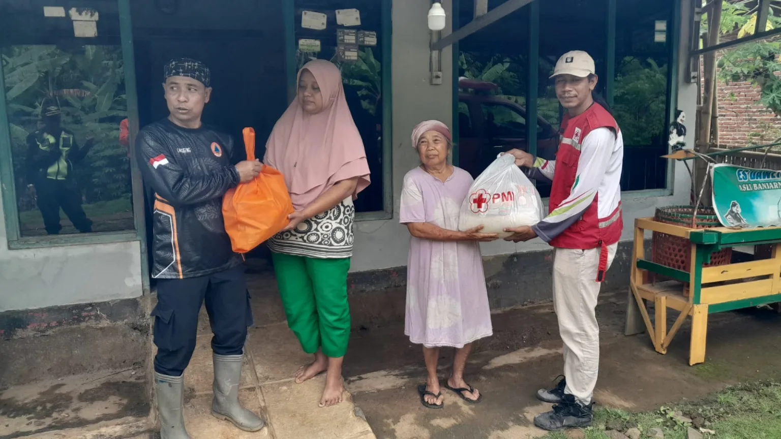 whatsapp image 2025 10 22 at 17.32.20 2 Korban Banjir Purwanegara Terima Bantuan Logistik