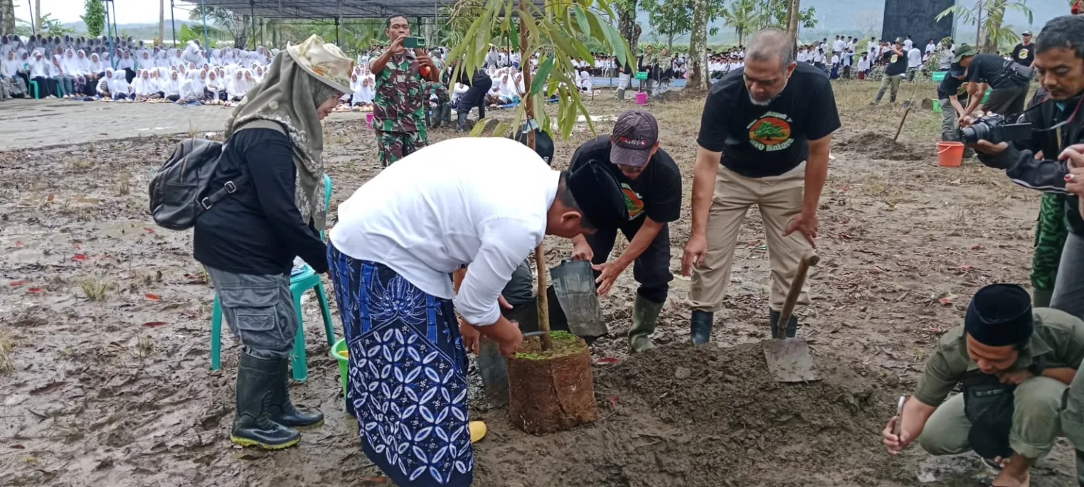 whatsapp image 2025 10 25 at 18.36.33 1 Wagub Ajak Santri Jihad Selamatkan Lingkungan Lewat Gerakan Tanam Pohon