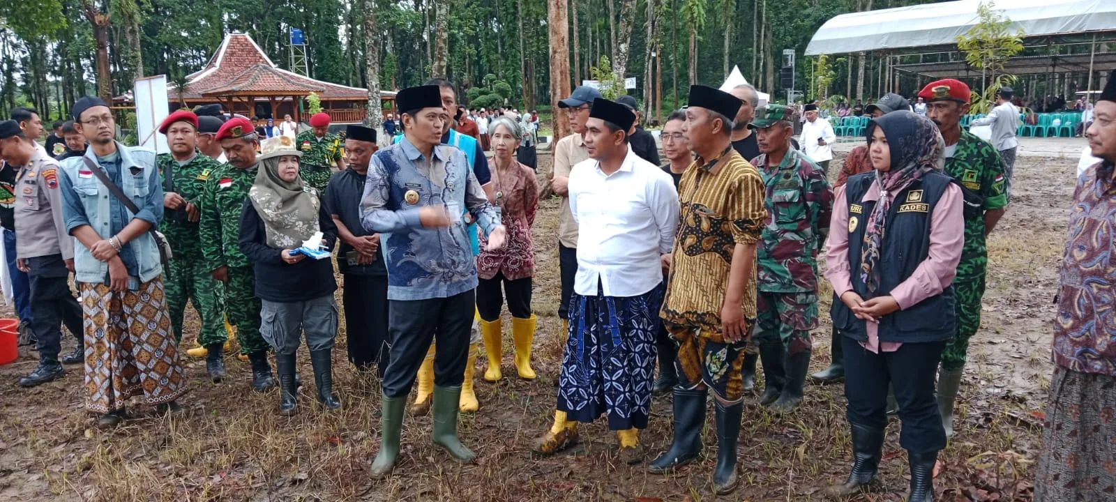 whatsapp image 2025 10 25 at 18.36.33 Wagub Ajak Santri Jihad Selamatkan Lingkungan Lewat Gerakan Tanam Pohon