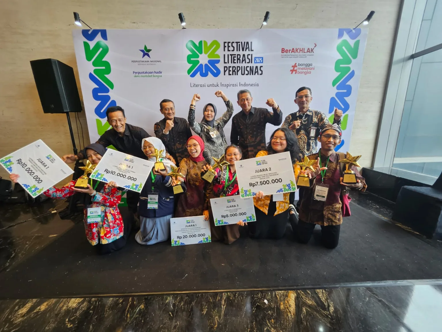 whatsapp image 2025 10 30 at 14.55.04 Hebat! Dua Pelajar Banjarnegara Juara I di Ajang Festival Literasi Nasional