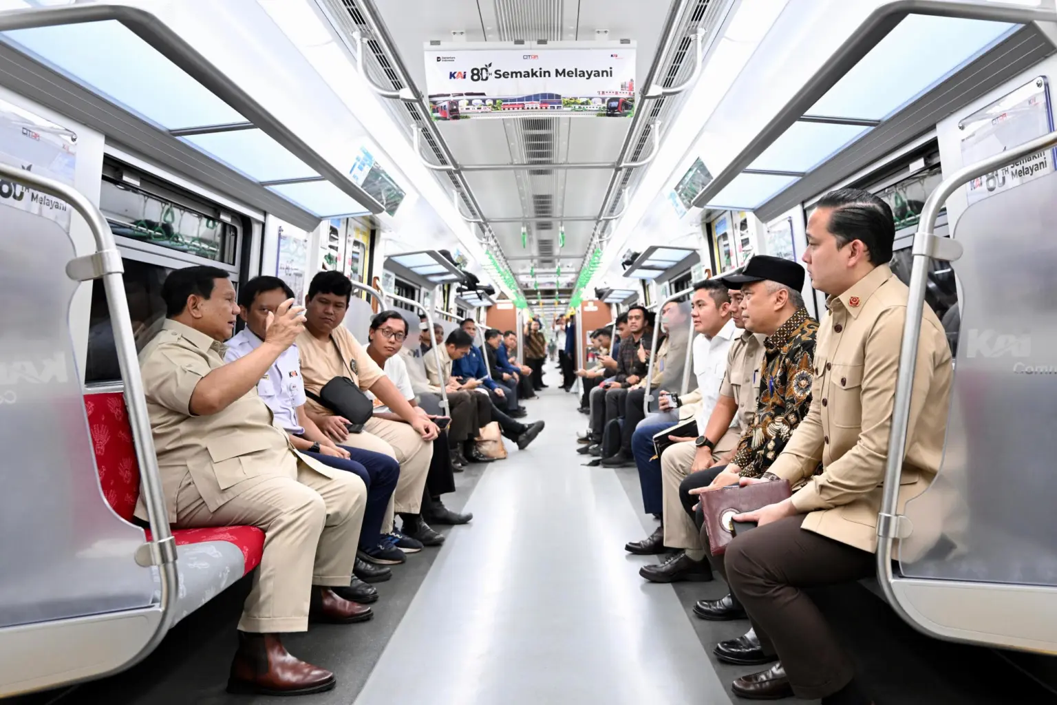 59371000001102 Tinjau Layanan Transportasi Publik, Presiden Prabowo Naik KRL di Stasiun Manggarai