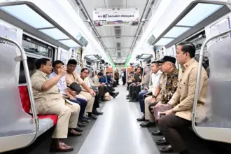 59371000001102 Tinjau Layanan Transportasi Publik, Presiden Prabowo Naik KRL di Stasiun Manggarai