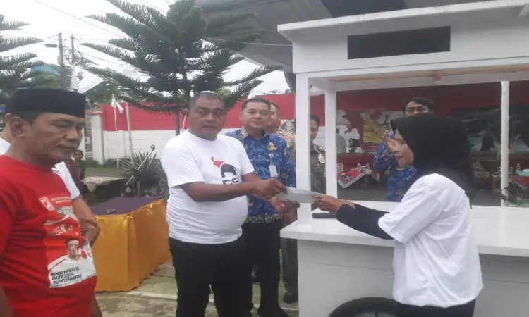 PSI Cilacap Bangkitkan Ekonomi, Bagikan 18 Gerobak Usaha Gratis