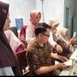 Ari Nugroho, Owner Dejarumi Purwokerto Banyumas, saat melatih sejumlah difabel menjahit.