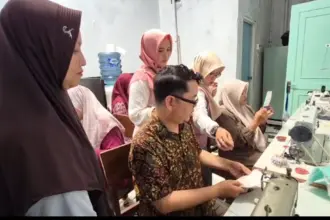 Ari Nugroho, Owner Dejarumi Purwokerto Banyumas, saat melatih sejumlah difabel menjahit.