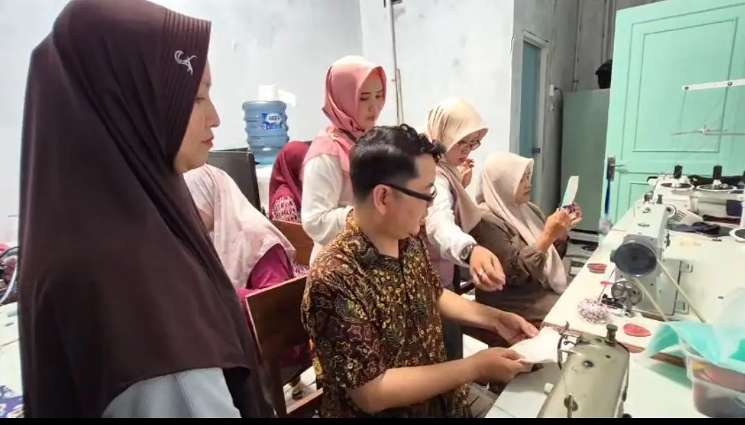 Ari Nugroho, Owner Dejarumi Purwokerto Banyumas, saat melatih sejumlah difabel menjahit.