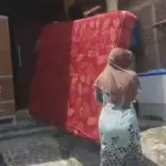 Warga Darma Kradenan Kecamatan Ajibarang, yang terdampak longsor bukit kapur yang menjadi lokasi penambangan PT Sinar Tambang Artha Lestari (STAR), mengangkat barang dari rumah untuk mengungsi, Jumat (31/10/2025).