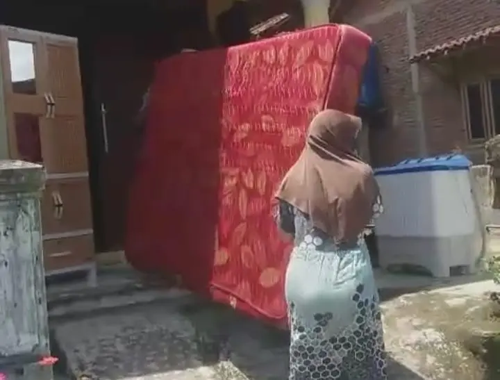 Warga Darma Kradenan Kecamatan Ajibarang, yang terdampak longsor bukit kapur yang menjadi lokasi penambangan PT Sinar Tambang Artha Lestari (STAR), mengangkat barang dari rumah untuk mengungsi, Jumat (31/10/2025).