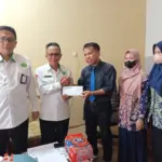 Dua eks guru MTs An Najah Cilongok menyerahkan surat laporan ke Kemenag Banyumas, di dampingi kuasa hukum H Djoko Susanto SH, Senin (02/11/2025).