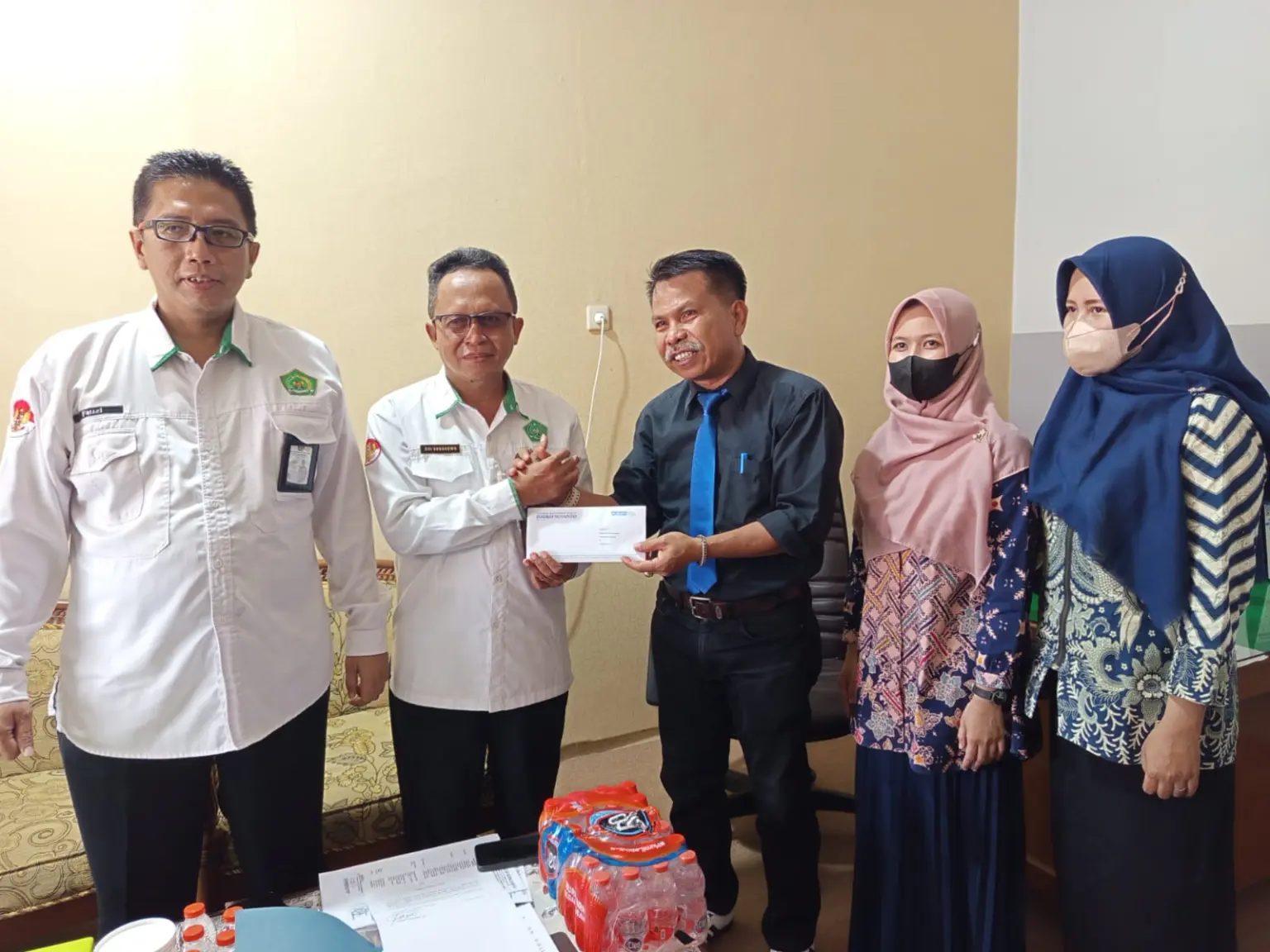 Dua eks guru MTs An Najah Cilongok menyerahkan surat laporan ke Kemenag Banyumas, di dampingi kuasa hukum H Djoko Susanto SH, Senin (02/11/2025).