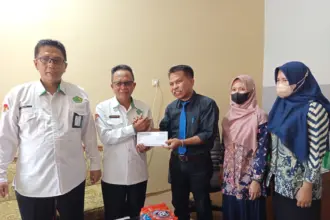 Dua eks guru MTs An Najah Cilongok menyerahkan surat laporan ke Kemenag Banyumas, di dampingi kuasa hukum H Djoko Susanto SH, Senin (02/11/2025).