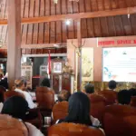 Bupati Banyumas Sadewo saat menghadiri acara Pelatihan Kepemimpinan Administrator (PKA) Angkatan II serta Pelatihan Kepemimpinan Pengawas (PKP) Angkatan III dan IX Kabupaten Banyumas, di Pendopo Si Panji Purwokerto, Senin (3/11/2025).