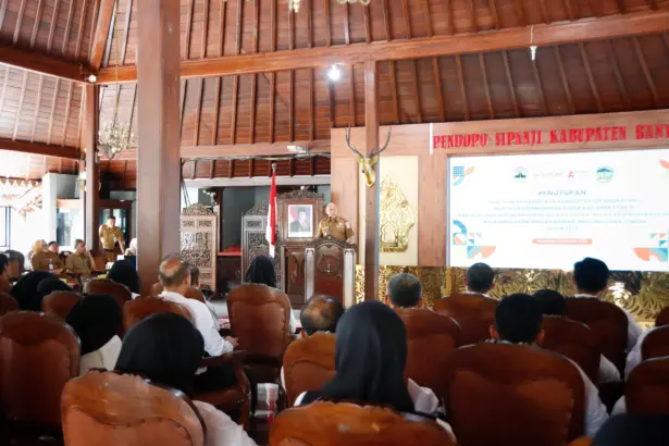 Bupati Banyumas Sadewo saat menghadiri acara Pelatihan Kepemimpinan Administrator (PKA) Angkatan II serta Pelatihan Kepemimpinan Pengawas (PKP) Angkatan III dan IX Kabupaten Banyumas, di Pendopo Si Panji Purwokerto, Senin (3/11/2025).