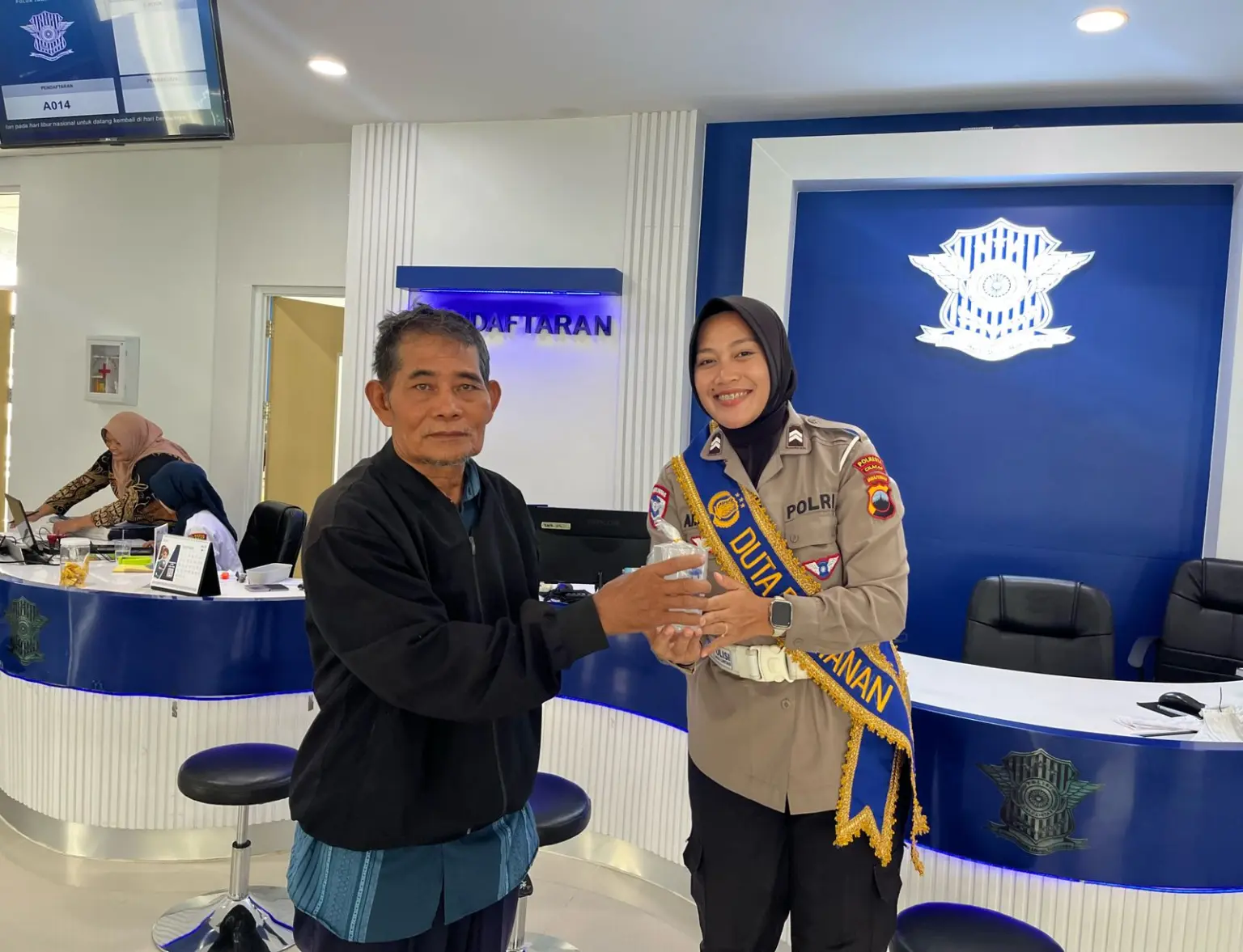 img 20251105 wa0003 Unit BPKB Satlantas Polresta Cilacap Beri Reward kepada Pemohon Tertib Administrasi