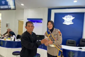 img 20251105 wa0003 Unit BPKB Satlantas Polresta Cilacap Beri Reward kepada Pemohon Tertib Administrasi