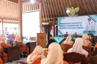 Wabup Banyumas Dwi Asih Lintarti saat menyampaikan pidato pada acara Pembinaan Anggota Ormas Perempuan, di Pendopo Wabup Banyumas, Rabu (05/11/2025).