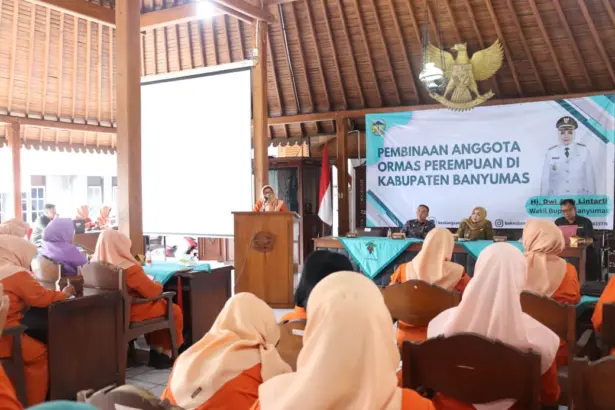Wabup Banyumas Dwi Asih Lintarti saat menyampaikan pidato pada acara Pembinaan Anggota Ormas Perempuan, di Pendopo Wabup Banyumas, Rabu (05/11/2025).