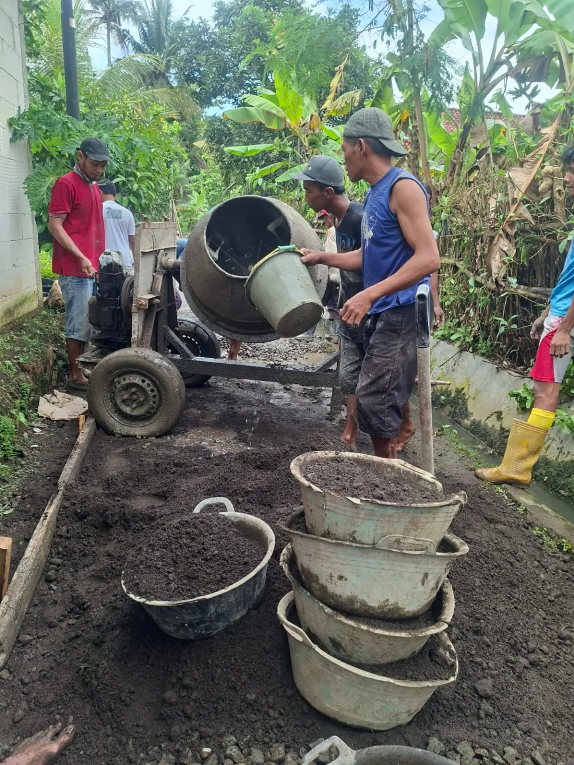 Tak kunjung dianggarkan, warga di RT 03 dan RT 04 RW 03 Dusun Bayeman Kidul Desa Gentasari Kecamatan Kroya memperbaiki jalan di wilayahnya secara swadaya, Minggu (9/11/2025).