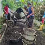 Tak kunjung dianggarkan, warga di RT 03 dan RT 04 RW 03 Dusun Bayeman Kidul Desa Gentasari Kecamatan Kroya memperbaiki jalan di wilayahnya secara swadaya, Minggu (9/11/2025).