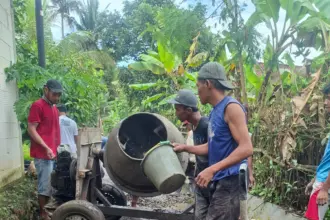 Tak kunjung dianggarkan, warga di RT 03 dan RT 04 RW 03 Dusun Bayeman Kidul Desa Gentasari Kecamatan Kroya memperbaiki jalan di wilayahnya secara swadaya, Minggu (9/11/2025).