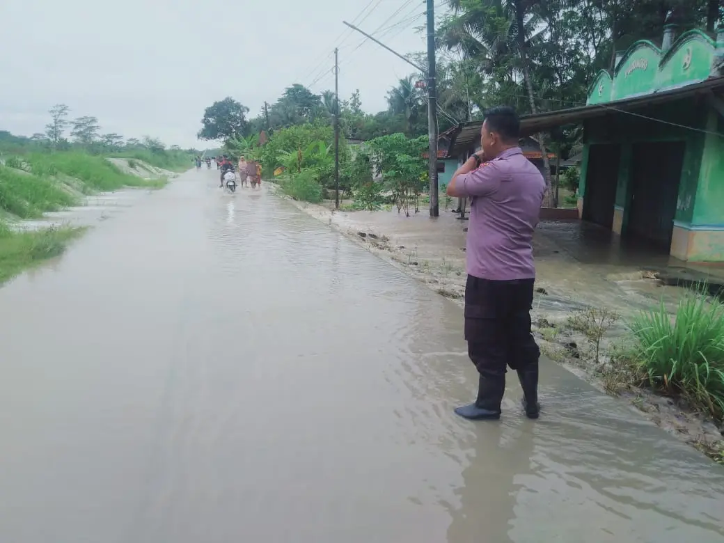 Banjir Menerjang! Luapan Sungai Cimeneng Rendam Permukiman Warga Bantarsari