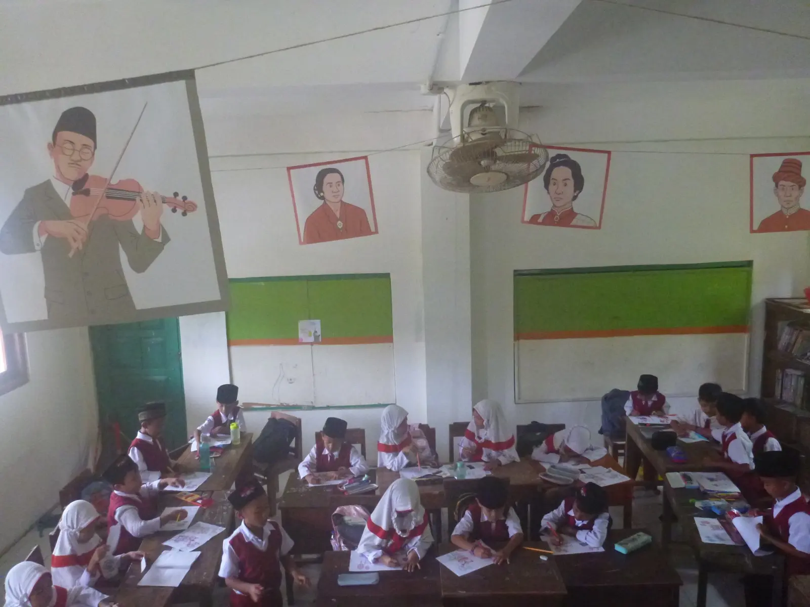 Gus Dur Jadi Pahlawan! Siswa MI Al Muttaqin Kenang Lewat Seni Grafis