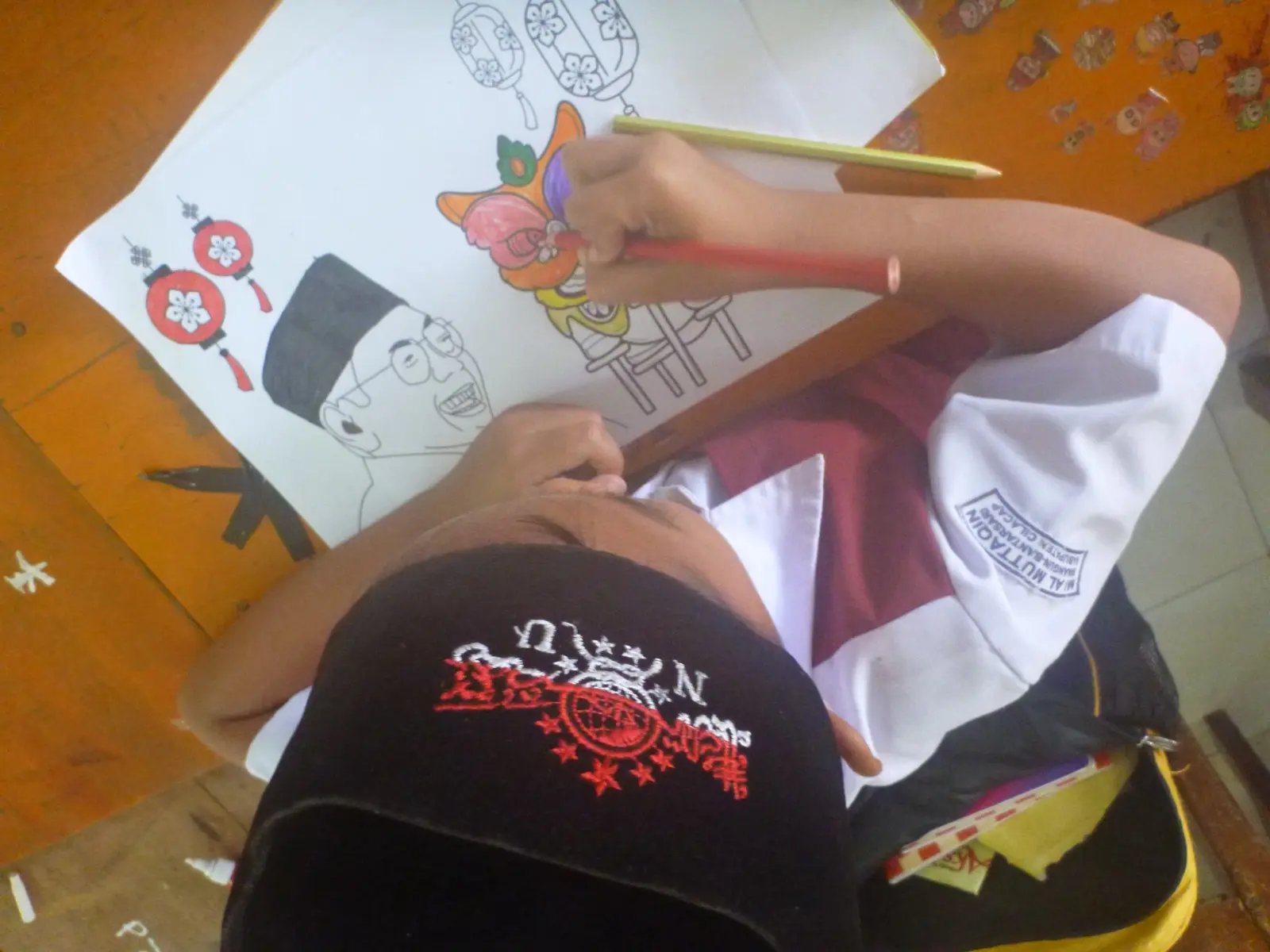 Gus Dur Jadi Pahlawan! Siswa MI Al Muttaqin Kenang Lewat Seni Grafis