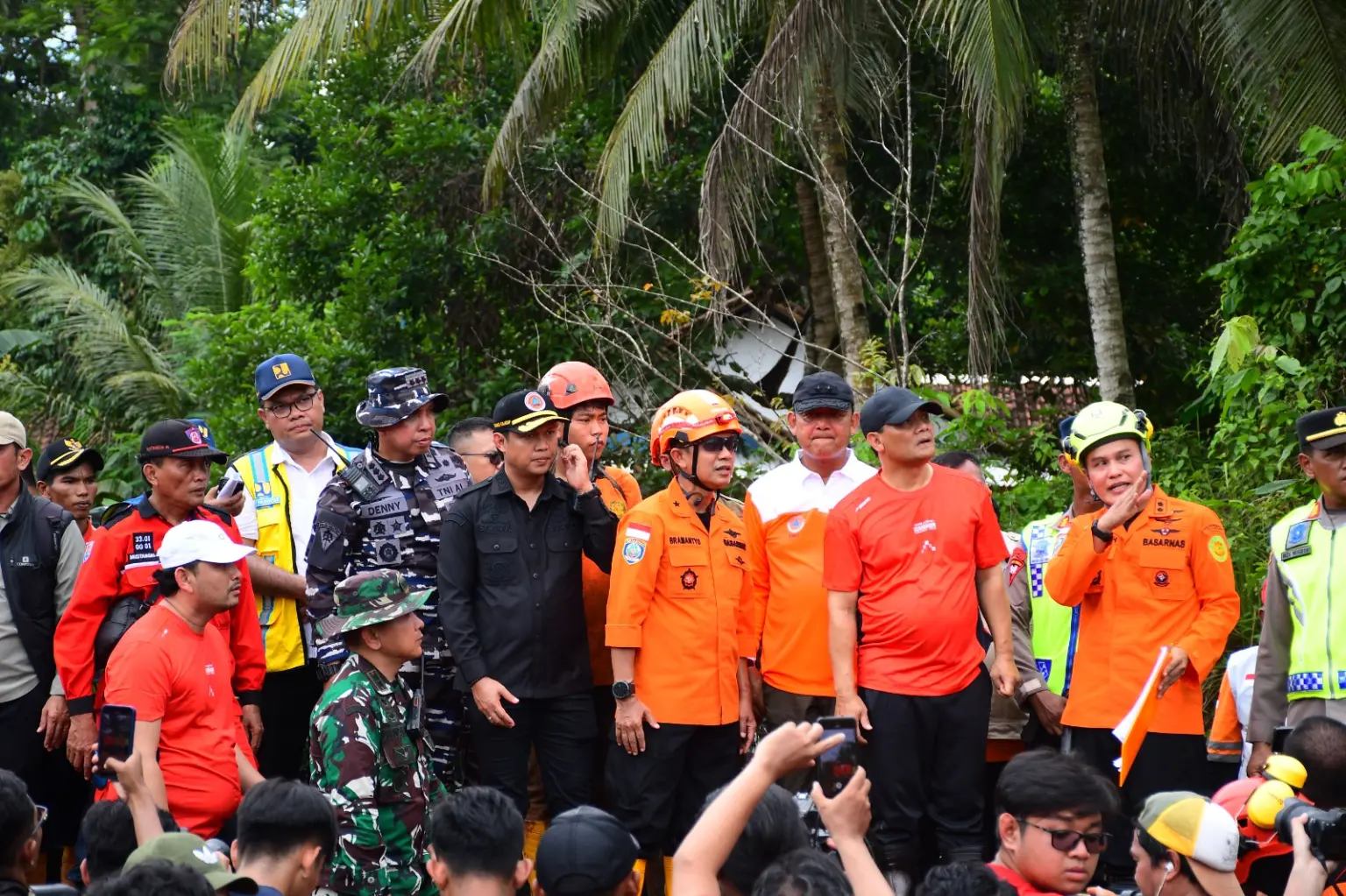 img 20251117 wa0030 Danlanal Cilacap Dampingi Gubernur Jateng Tinjau Longsor Majenang