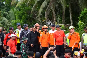 img 20251117 wa0030 Danlanal Cilacap Dampingi Gubernur Jateng Tinjau Longsor Majenang