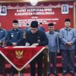 Ketua DPRD Purbalingga HR Bambang Irawan Bupati menandatangani persetujuan bersama Raperda APBD tahun 2026, di rapat paripurna DPRD Purbalingga, Jumat (28/11/2025). (Foto :Prokopim Setda Purbalingga).