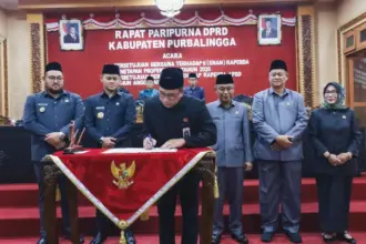 Ketua DPRD Purbalingga HR Bambang Irawan Bupati menandatangani persetujuan bersama Raperda APBD tahun 2026, di rapat paripurna DPRD Purbalingga, Jumat (28/11/2025). (Foto :Prokopim Setda Purbalingga).
