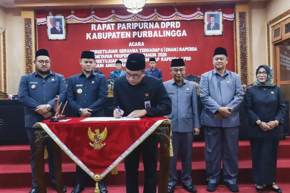 Ketua DPRD Purbalingga HR Bambang Irawan Bupati menandatangani persetujuan bersama Raperda APBD tahun 2026, di rapat paripurna DPRD Purbalingga, Jumat (28/11/2025). (Foto :Prokopim Setda Purbalingga).