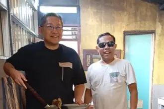 Ketua Partai Kebangkitan Nasional (PKN) saat berwisata kuliner di Warung Makan Enthok Nini Kenter, Langgongsari Cilongok, Selasa (04/11/2025).