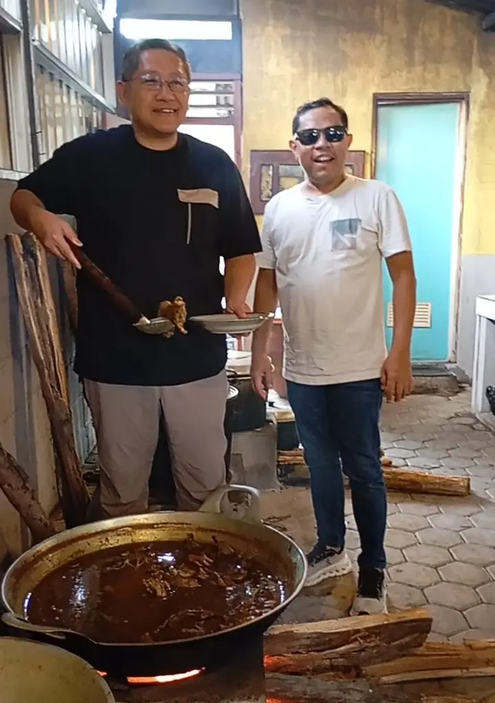 Ketua Partai Kebangkitan Nasional (PKN) saat berwisata kuliner di Warung Makan Enthok Nini Kenter, Langgongsari Cilongok, Selasa (04/11/2025).