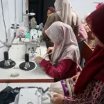 Sejumlah penyandang disabilitas tunarungu dan tuna wicara nampak antusias mengubah tumpukan kain perca menjadi karya bernilai ekonomi, Rabu (15/11/2025). Dejarumi Purwokerto