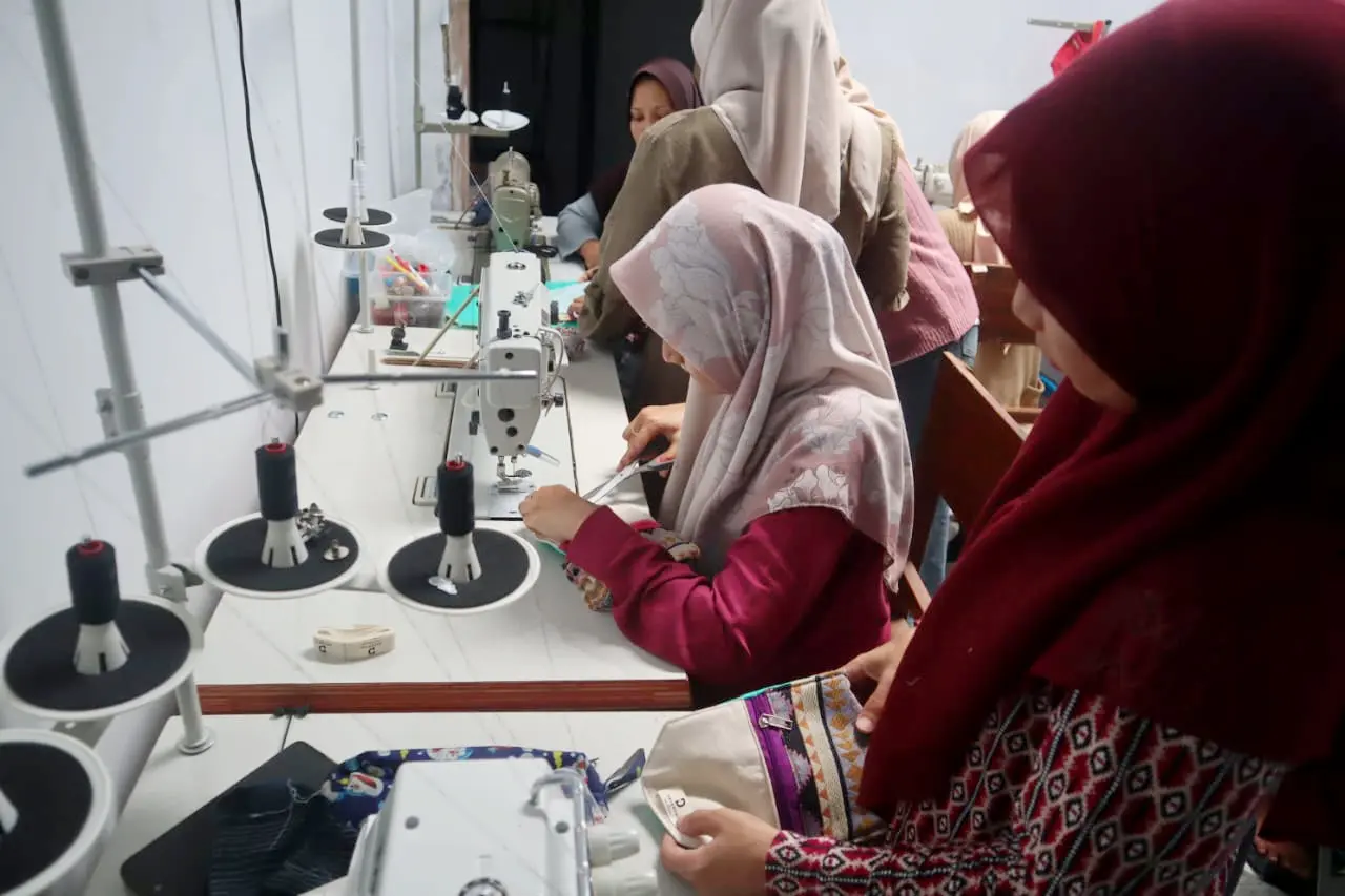 Sejumlah penyandang disabilitas tunarungu dan tuna wicara nampak antusias mengubah tumpukan kain perca menjadi karya bernilai ekonomi, Rabu (15/11/2025). Dejarumi Purwokerto