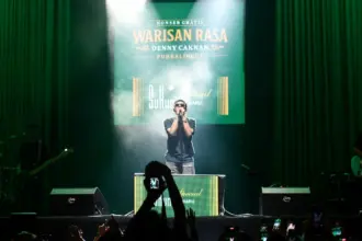 Denny Caknan menghipnotis penonton di alun-alun Purbalingga, Rabu (12/11/2025).