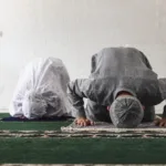 Orang sedang melaksanakan shalat untuk mendekatkan diri kepada Allah.(sumber: Freepik)