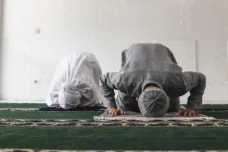 Orang sedang melaksanakan shalat untuk mendekatkan diri kepada Allah.(sumber: Freepik)