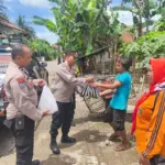 Anggota Polsek Kebasen, menyerahkan bantuan kepada warga kurang mampu di Desa Randegan, Jumat (28/11/2025) pagi.