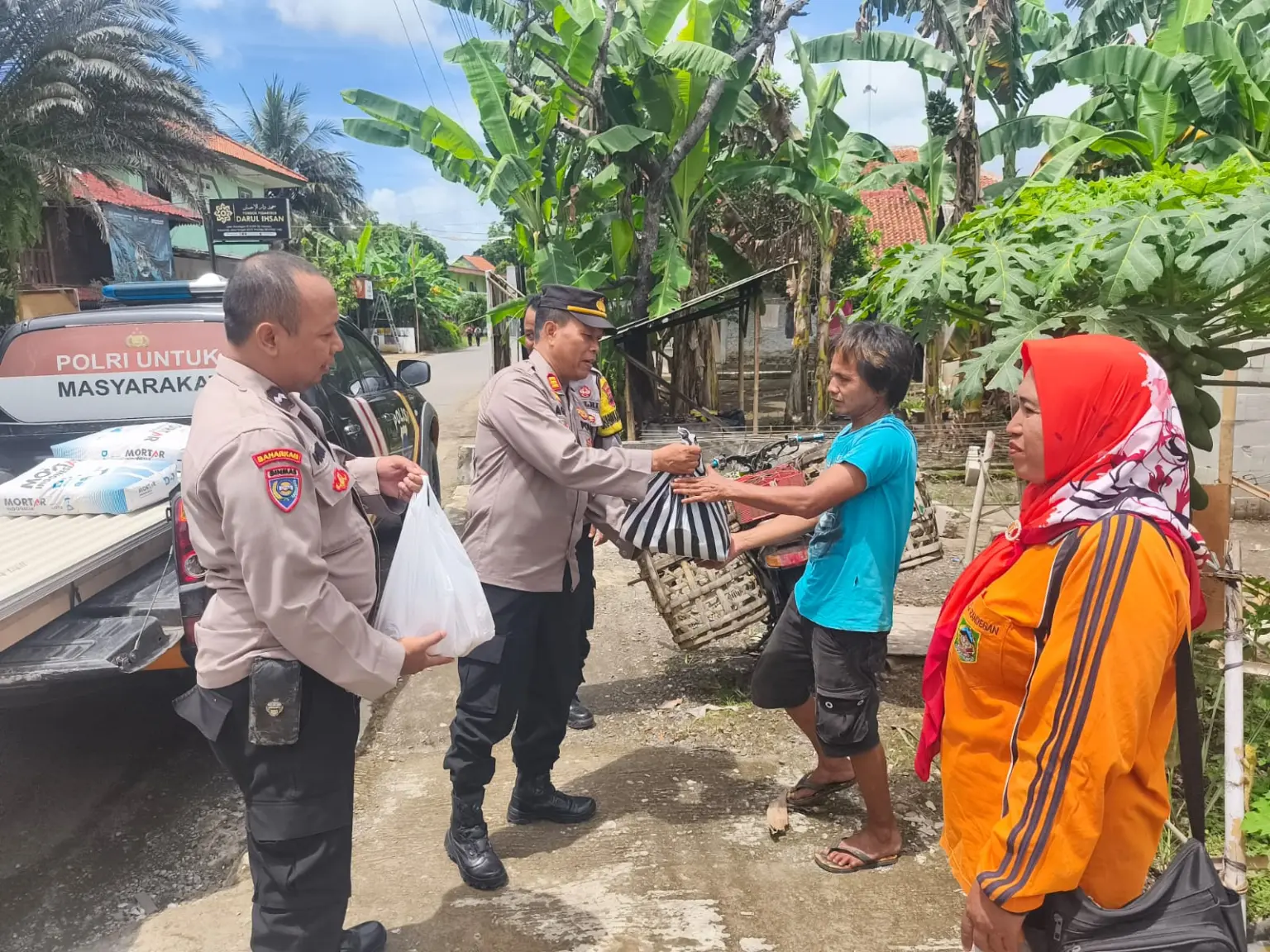 Anggota Polsek Kebasen, menyerahkan bantuan kepada warga kurang mampu di Desa Randegan, Jumat (28/11/2025) pagi.